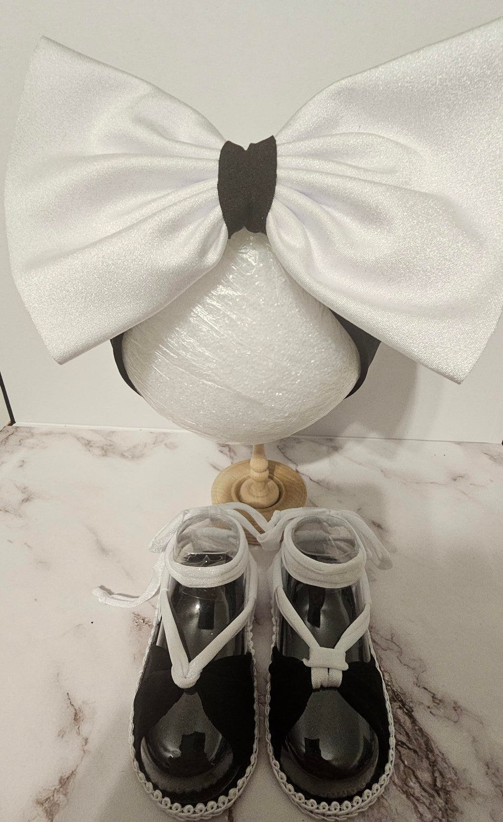 Baby sandals and bow set- White bow with black band/ black and white shoes with black bottom